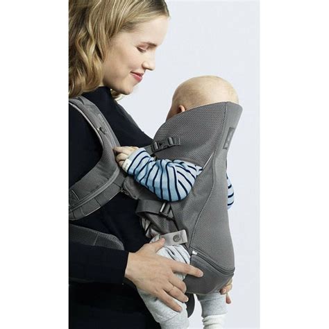 Detailansicht der verstellbaren Gurte und der Kopfstütze der Stokke MyCarrier