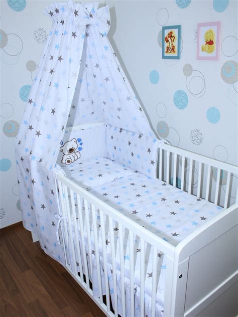 Beispiel eines Baby Bettsets mit Himmel, Nestchen und Bettbezügen.