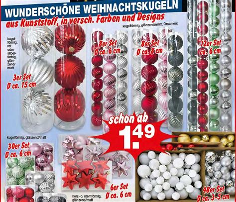 Eine Auswahl an Umstandsbadeanzügen in verschiedenen Designs und Farben.