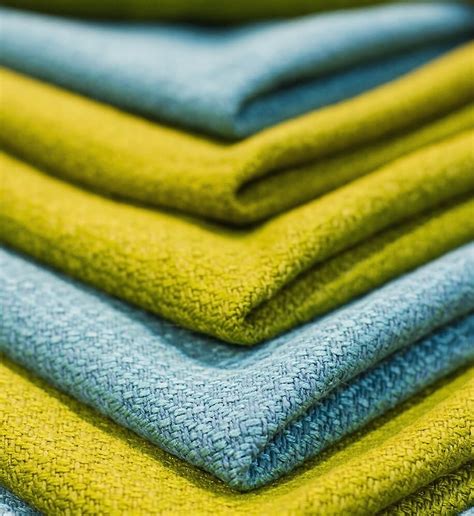 Nahaufnahme verschiedener Stoffe, die in Umstandsmode verwendet werden: Jersey, Strick, Chiffon.