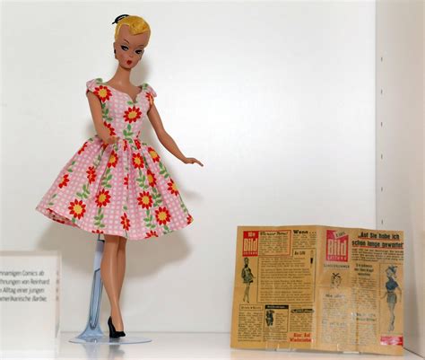 Historische Aufnahmen der ersten Barbie-Puppe und ihrer Entwicklung im Laufe der Jahrzehnte
