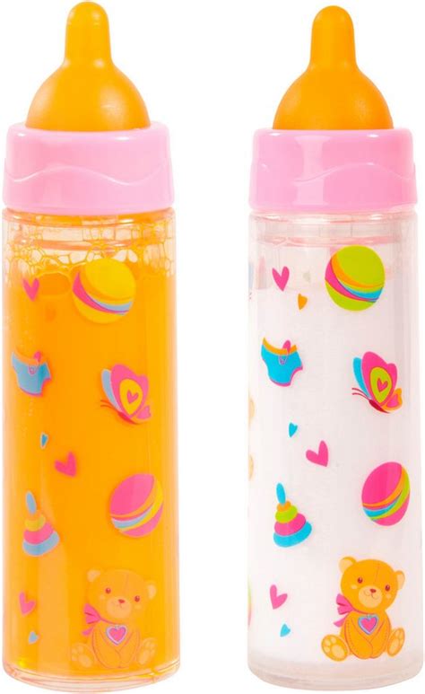 Detailaufnahme eines Barbie-Kinderwagens mit Zubehör wie Fläschchen und Teddybär