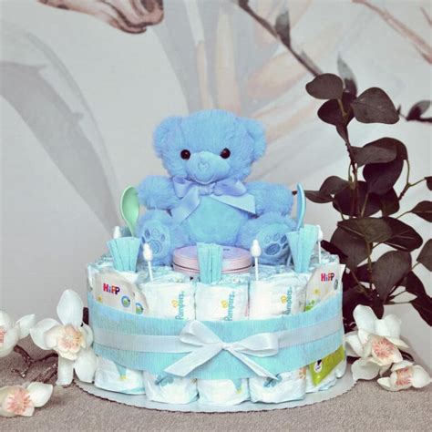 Beispiel einer blauen Windeltorte mit Teddybär und Fußball-Motiv