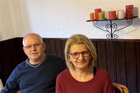 Foto von Udo und Petra Jansen vor ihrem neuen Gasthaus 