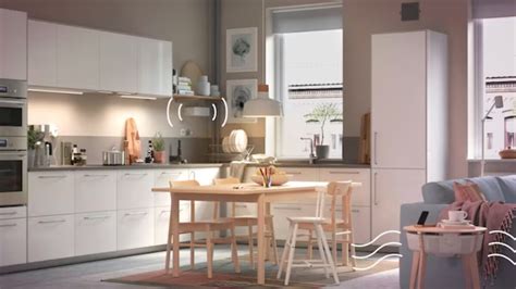 Verschiedene Stuhlmodelle von IKEA, die unterschiedliche Designs und Komfortmerkmale zeigen.