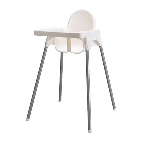 Das weiße ANTILOP Tablett mit hoher Kante, das leicht am IKEA Hochstuhl befestigt wird.
