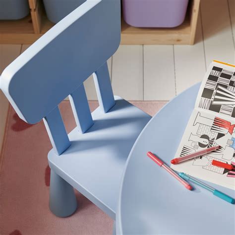 Verschiedene Kindertische und Stühle von IKEA, darunter die MAMMUT Serie.