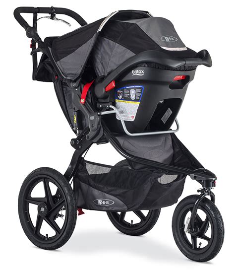 Detailaufnahme der Räder des BOB Revolution PRO auf sandigem Untergrund
