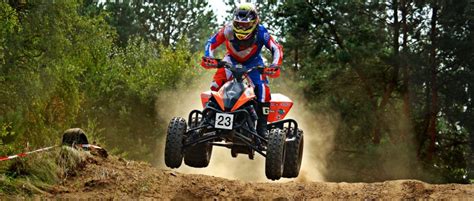 Dynamische Aufnahme einer Quad-Tour im Gelände