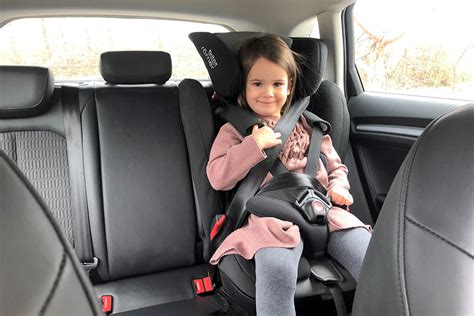 Kind im SPARCO Kindersitz im Auto