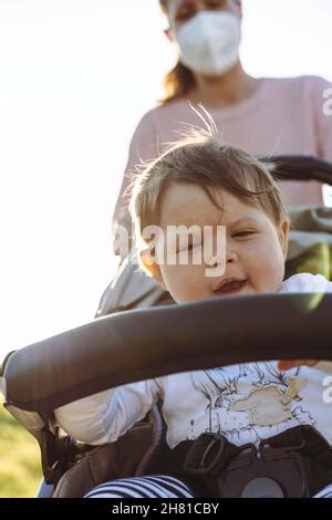 Eine Familie mit einem modernen Buggy im Park
