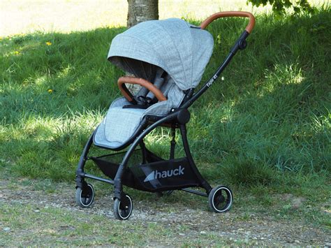 Ein Baby schläft bequem in einem Buggy mit Liegefunktion