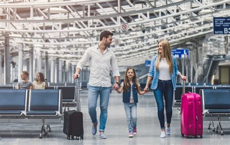 Eine Familie am Flughafen mit einem zusammengeklappten Reisebuggy