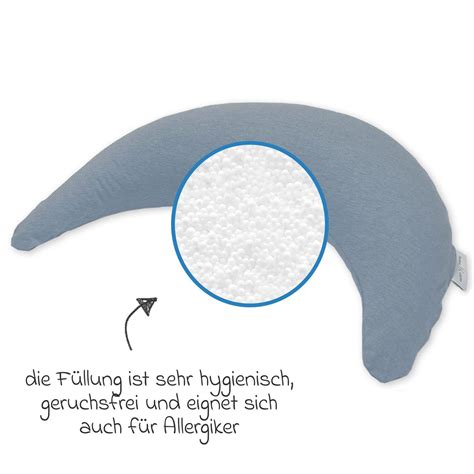 Beispiel eines Theraline Stillkissenbezugs in Grau, der auf einem Stillkissen aufgezogen ist