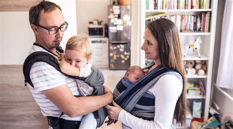 Illustration einer Familie, die eine Babytrage benutzt, um Nähe und Komfort zu demonstrieren.