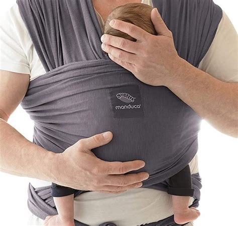 Ein elastisches Tragetuch von HänschenKlein, das die Flexibilität und das weiche Material hervorhebt.