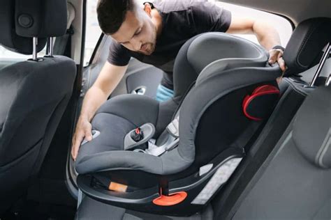 Illustration eines Chicco Kindersitzes mit Isofix-Befestigung und einem angeschnallten Kind.