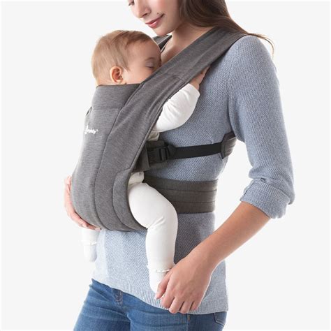 Foto der Ergobaby Embrace Babytrage in Gebrauch, die den einfachen Anlegeprozess zeigt.