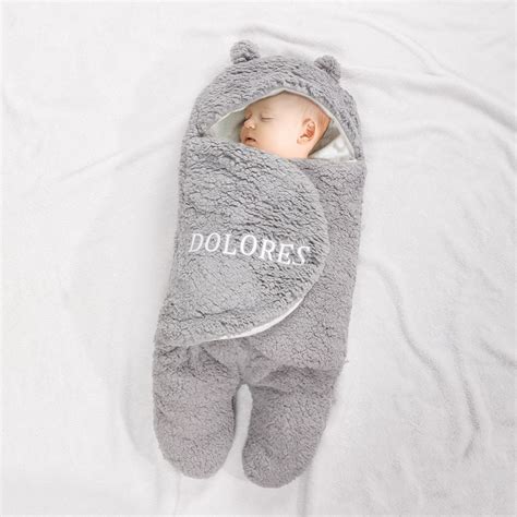Beispiel für einen Babyschlafsack mit aufgesticktem Namen und Geburtsdatum