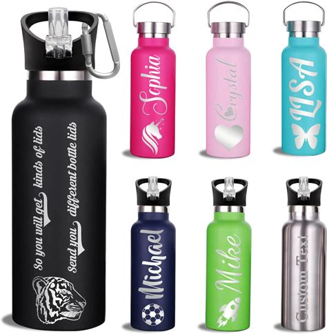 Eine personalisierte Edelstahl-Trinkflasche mit Bambusdeckel und kindgerechtem Motiv.