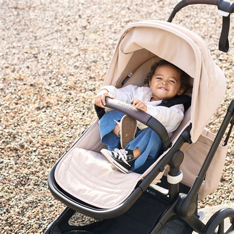 Detailansicht des Gurtsystems und der verstellbaren Sitzeinheit des Bugaboo Cameleon 3 Plus