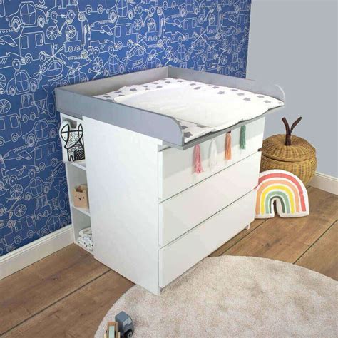 Illustration eines Wickelaufsatz-Sets mit Stauraumregal, das auf einer IKEA Kommode montiert ist, mit allen enthaltenen Komponenten.