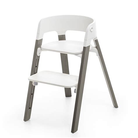 Illustration des Stokke Steps Hochstuhls in einer neutralen Farbe mit Kind