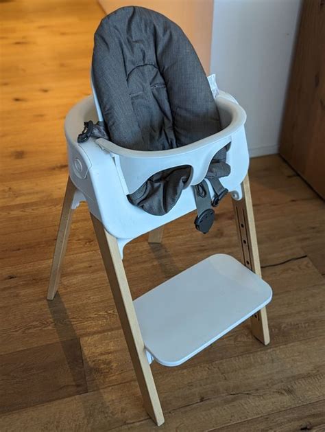 Detailaufnahme des Stokke Steps Baby Sets mit Fokus auf Gurtsystem und Sitzpolster