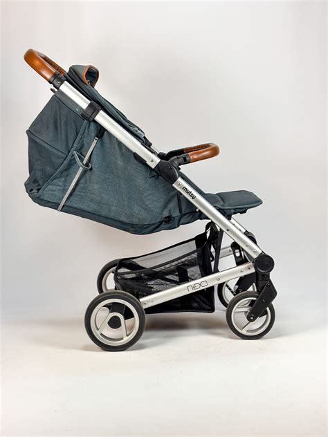 Illustration des Mutsy Nexo Sportbuggys in zusammengeklapptem Zustand