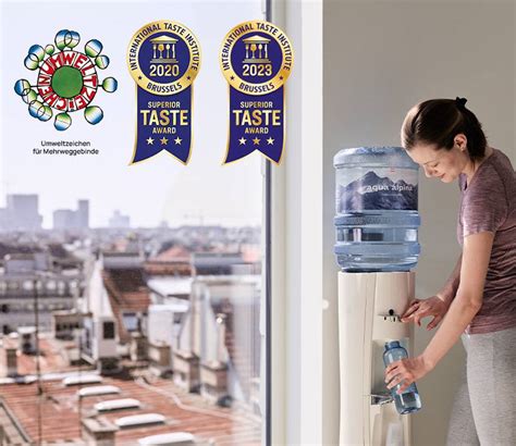 Bild von Kindern, die an einem kindgerechten Wasserspender trinken