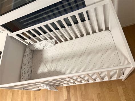 Illustration des SUNDVIK Babybettes in verschiedenen Konfigurationen: Gitterbett, Kleinkindbett mit abgenommenen Gitterstäben.