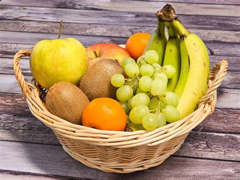 Ein großer Obstkorb, gefüllt mit verschiedenen Früchten und Knabbereien, als Dankeschön für das Pflegepersonal.