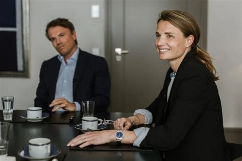 Foto von Elena und Franz von Metzler vor dem Bankhaus Metzler in Frankfurt