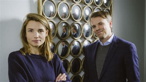 Infografik, die die wichtigsten Karrierestationen von Elena und Franz von Metzler darstellt