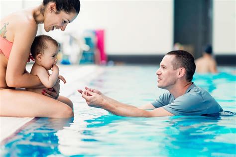 Eltern mit Baby im Schwimmkurs