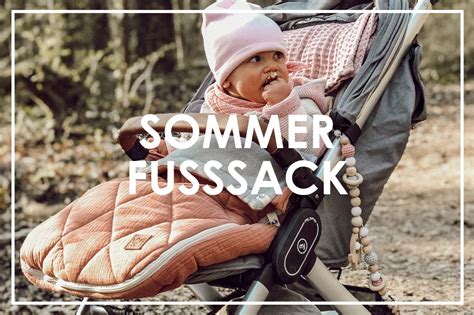 Baby in einem warmen Fußsack im Kinderwagen
