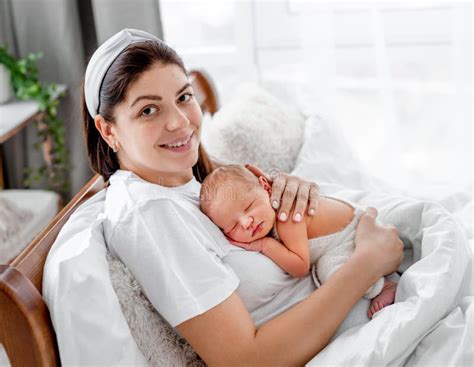 Zufriedene Mutter mit Neugeborenem
