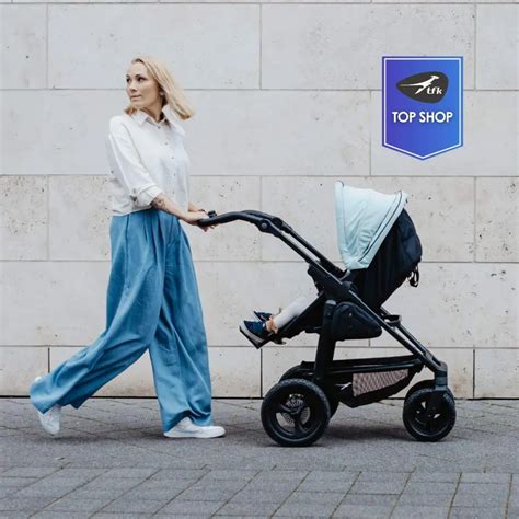 Kinderwagen verschiedener Marken im Babyfachgeschäft