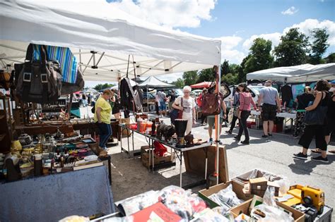 Menschen auf einem belebten Flohmarkt in Kiel