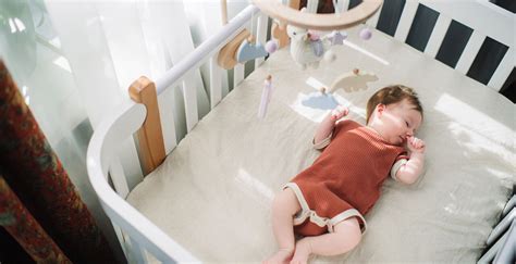 Foto von einem Baby in einem modernen Strampler, das sich frei bewegen kann