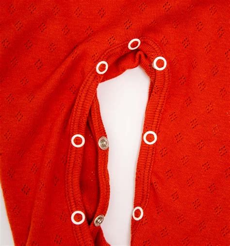 Detailaufnahme von Druckknöpfen an einem Strampler im Schrittbereich