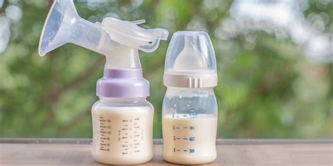 Illustration einer Mutter, die Muttermilch abpumpt und in verschiedene Behälter füllt.