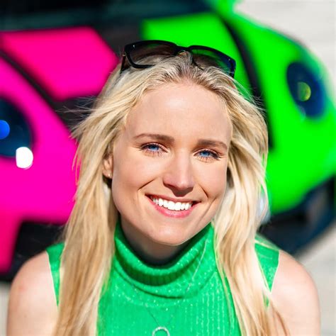 Foto eines bunten Elektro-Kinderautos, das von einem Kleinkind gefahren wird, mit leuchtenden Lichtern.