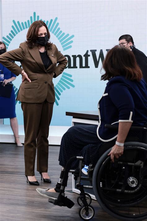 Senatorin Tammy Duckworth im Gespräch mit Reportern