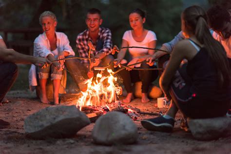 Wanderer trinkt Kakao mit Wasser am Lagerfeuer
