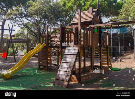 Kinderspielplatz mit verschiedenen Schaukeln