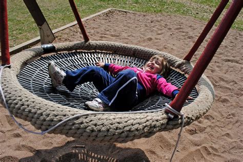 Mehrere Kinder spielen auf einer großen Nestschaukel
