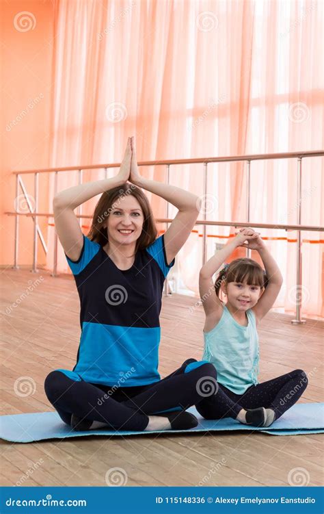 Mutter und Baby nehmen gemeinsam an einem Yoga-Kurs teil