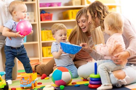 Eine Gruppe von Müttern mit ihren Babys in Tragen macht Sport im Freien