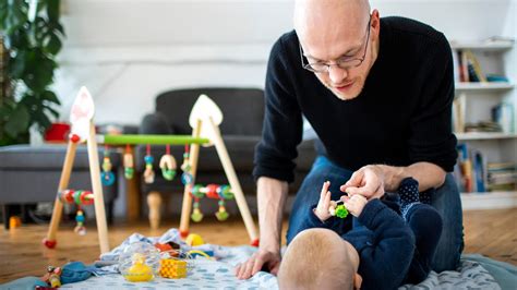 Vater spielt ausgelassen mit seinem Baby auf dem Boden